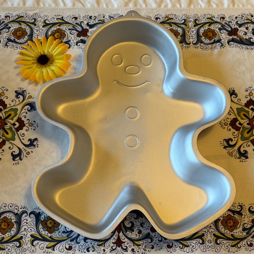 🩷 WILTON; VINTAGE Gingerbread Man/Woman/Child Silver Pan in Great Condition!